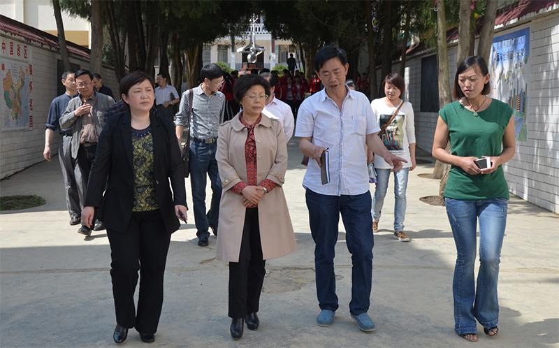 原畢節(jié)市副市長(zhǎng)冉霞(左二)、縣政協(xié)主席 安玲（左一）一行來(lái)我校調(diào)研
